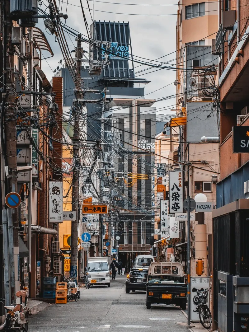 Strada urbana giapponese - Kobe, Giappone pellicola backlit da Marcel Bisig
