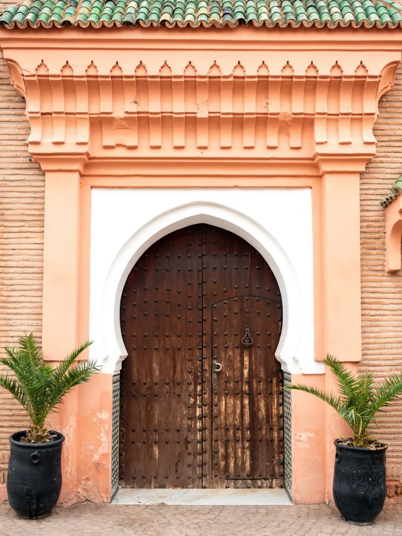 Marrakech Türen zum Palast - Reisefotografie Poster mit Holzrahmen von Raisa Zwart Photography