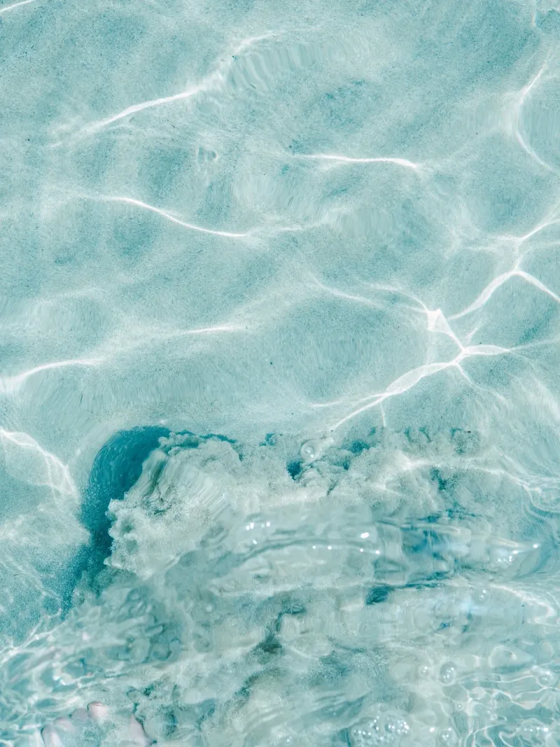 Acqua limpida e blu - Fotografia di viaggio colorata poster con telaio in legno da Raisa Zwart Photography