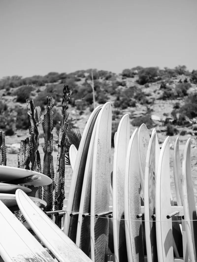 Surf a Taghazout - Fotografia di viaggio in Marocco poster con telaio in legno da Raisa Zwart Photography