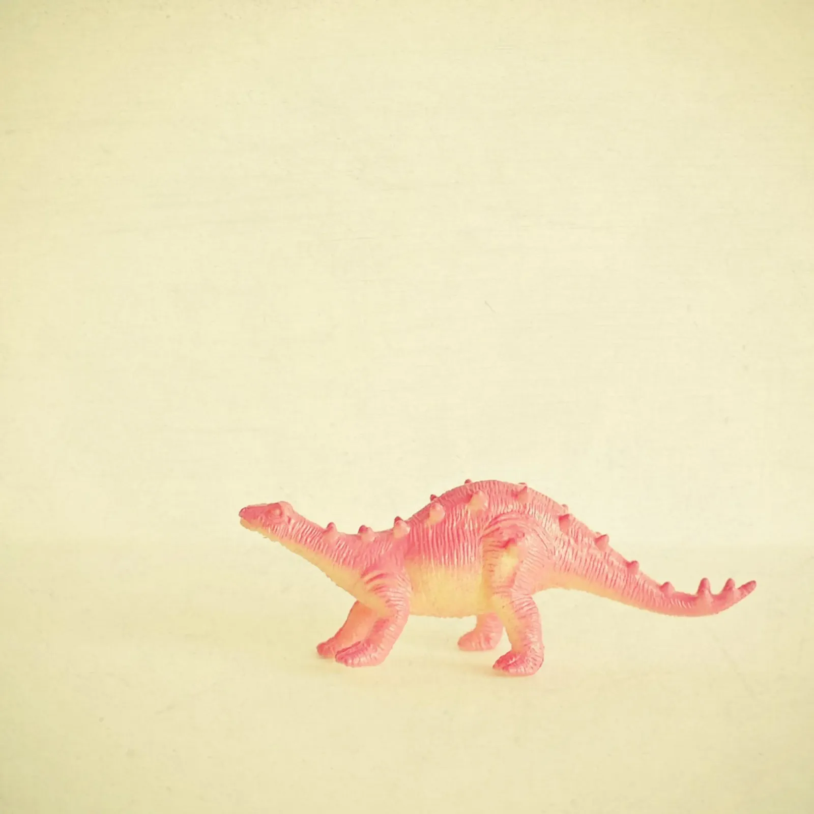 Dinosauro rosa poster con telaio in legno da Cassia Beck Photography