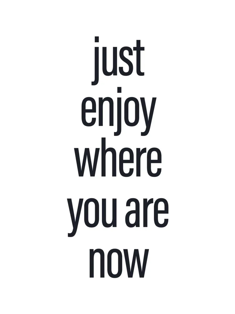 Mural minimalista de citas - Just Enjoy Now metacrilato de Whole©