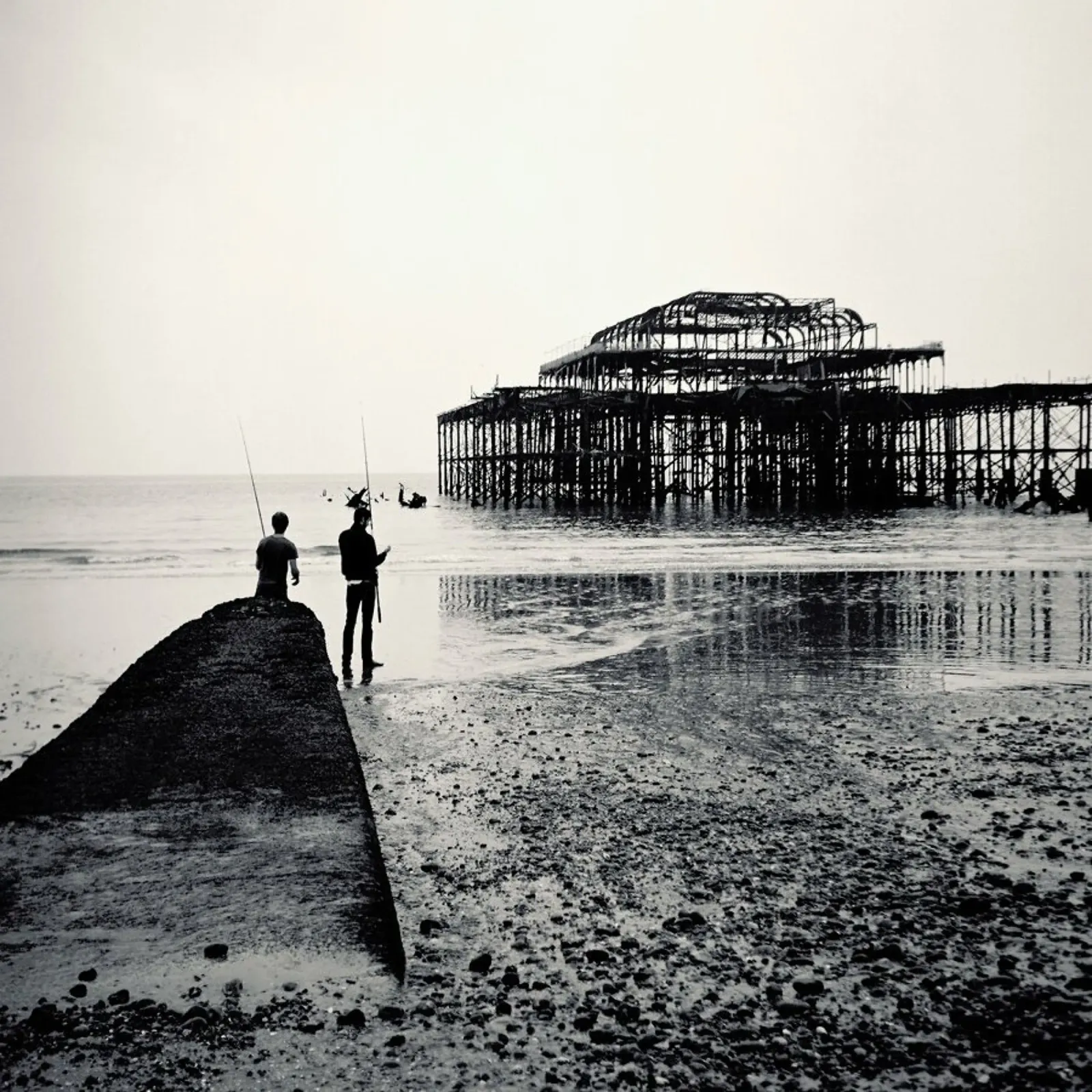 Brighton West Pier poster con telaio in legno da BLAEK Design Studio