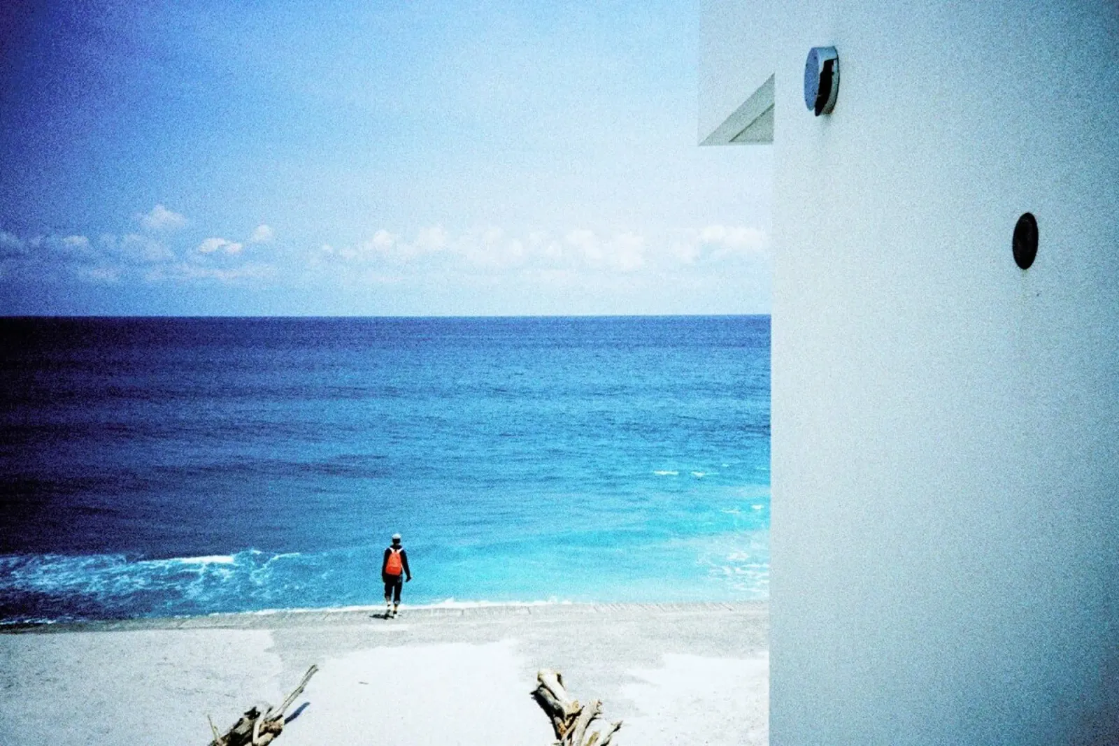 Habushi Beach poster con telaio in plastica da BLAEK Design Studio