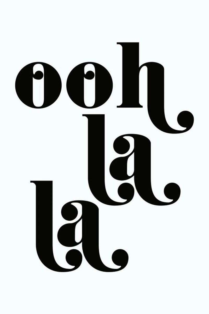 Ooh La La Typography Print poster con marco de aluminio de Honeymoon Hotel