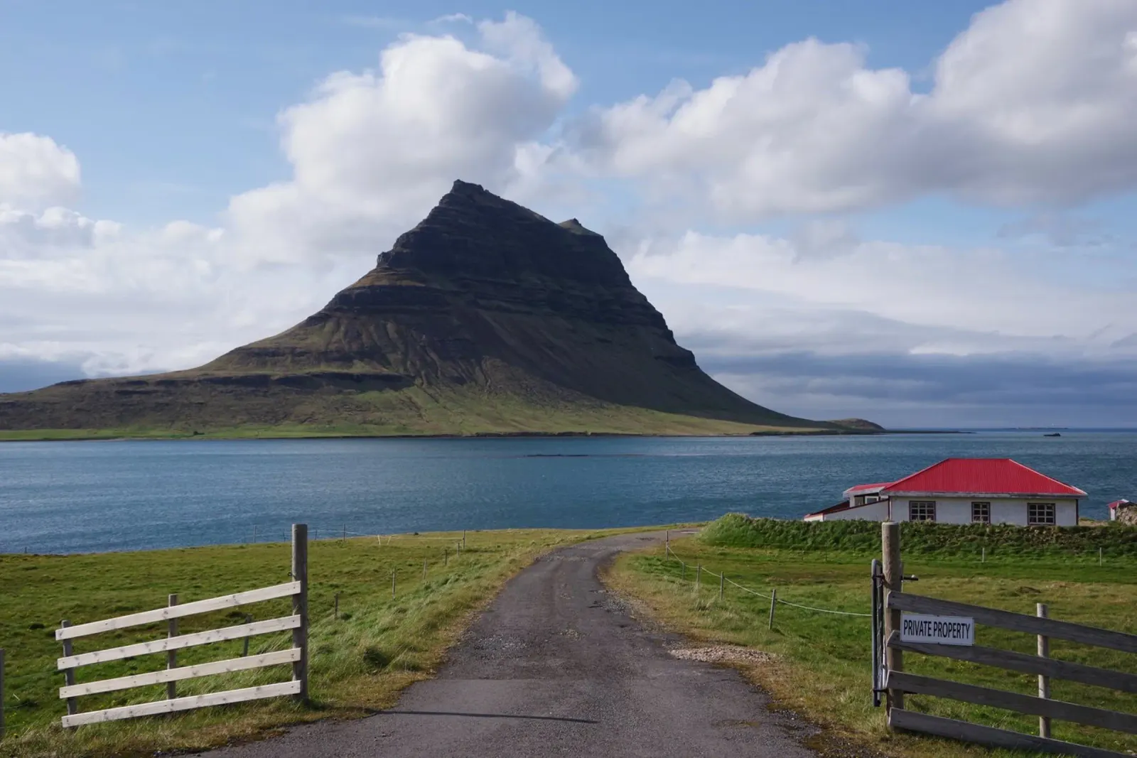 Mountain in Iceland by the sea pellicola backlit da Fjöllart