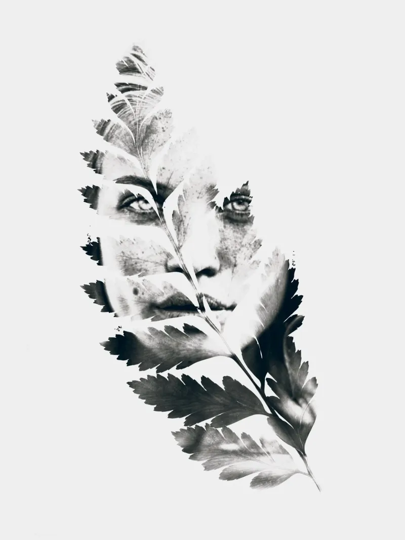 Ritratto di donna (foglie) poster con telaio in legno da dada22