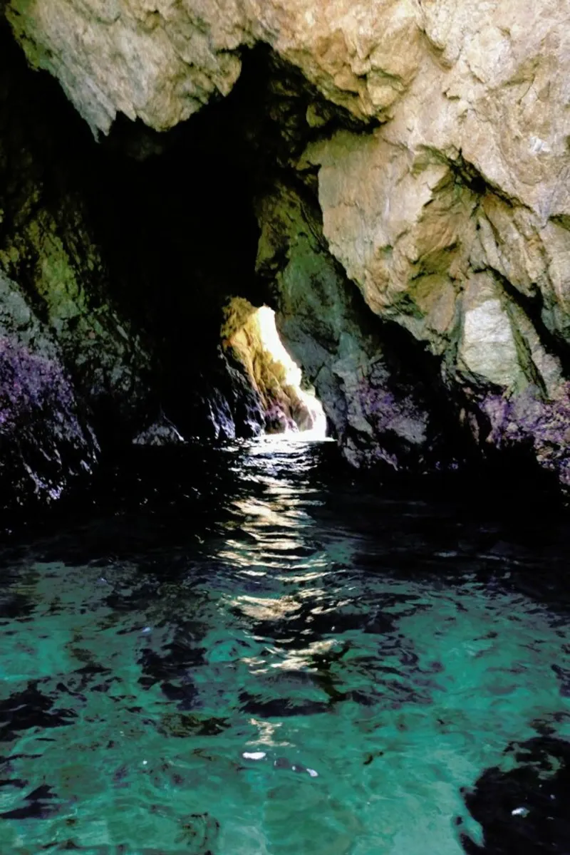 Colorful Ocean Cave poster con telaio in legno da Kevin Russ