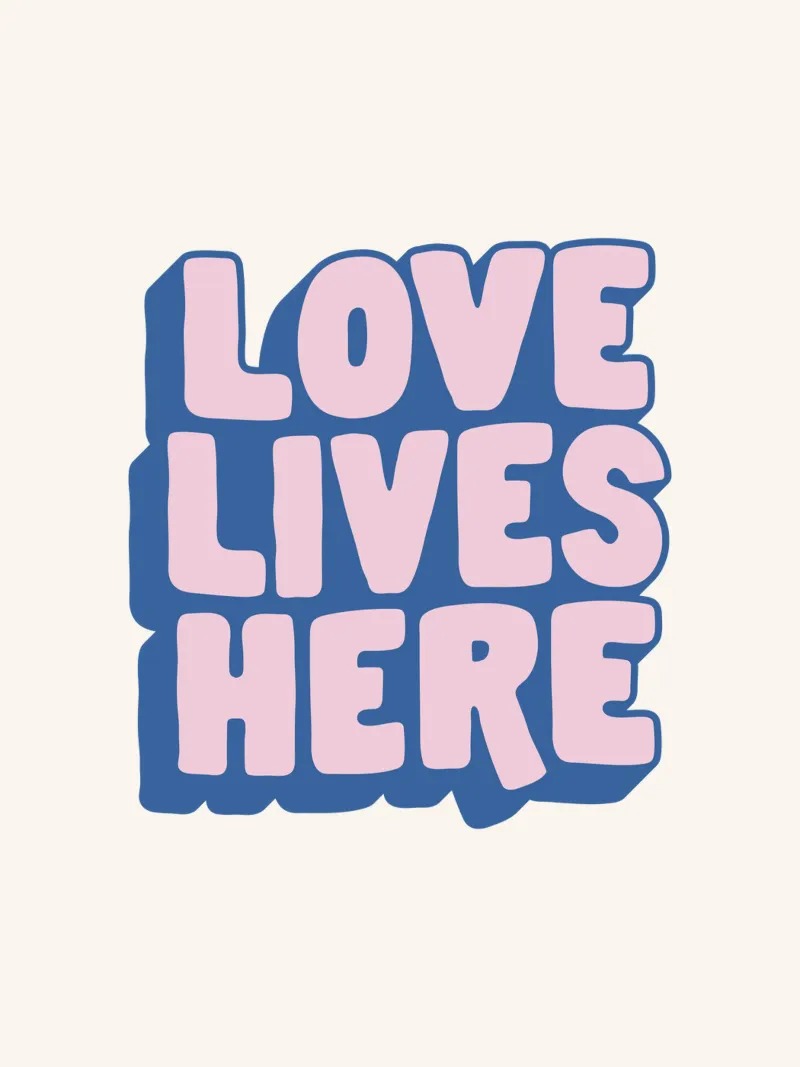 Love Lives Here: design tipografico in rosa e blu poster con telaio in plastica da THE MOTIVATED TYPE