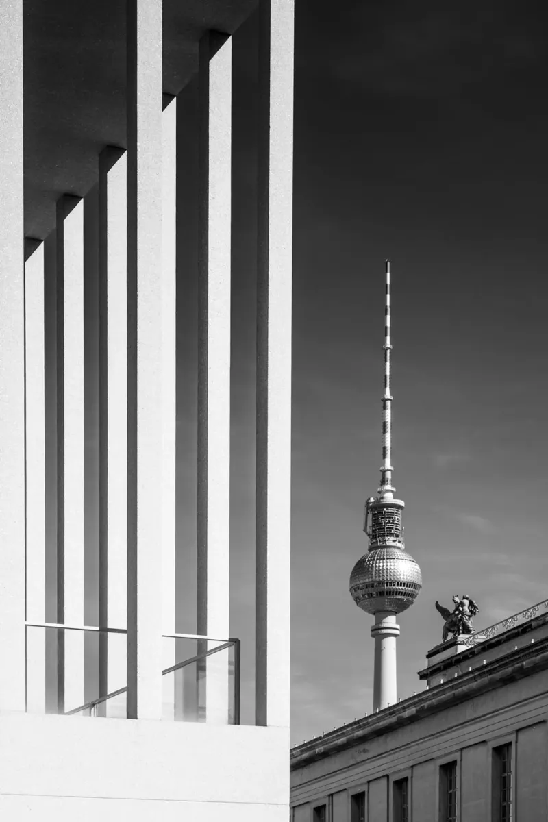BERLINO Torre della televisione e Isola dei musei | Monochrom poster con telaio in plastica da Melanie Viola