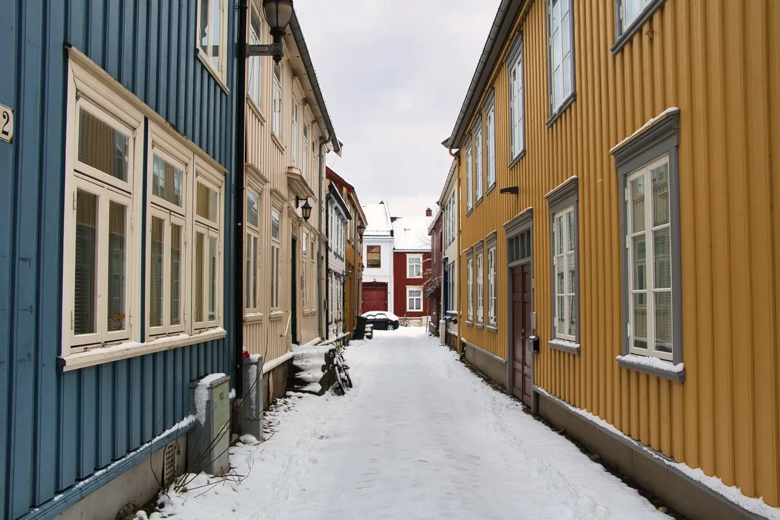 Trondheim in inverno: Vicolo colorato sotto la neve - Foto poster con telaio in plastica da Ben & Clo creations