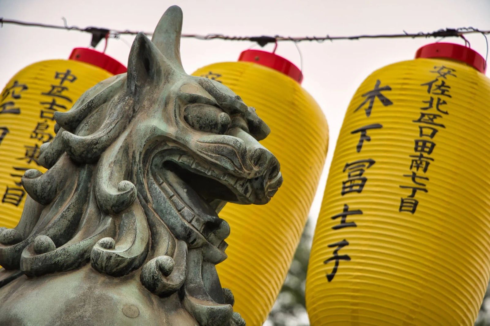 Statua tradizionale di leone e lanterne nel tempio di Hiroshima tela da Ben & Clo creations