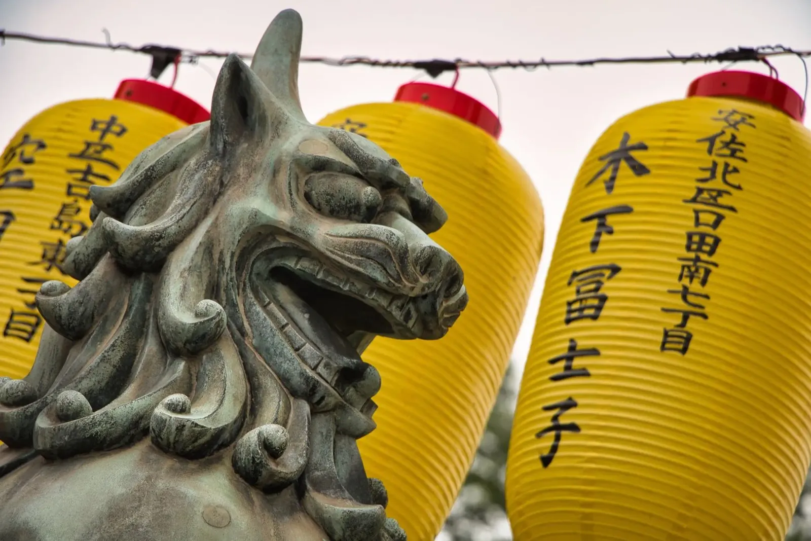 Estatua tradicional de un león y faroles en el templo de Hiroshima metacrilato de Ben & Clo creations