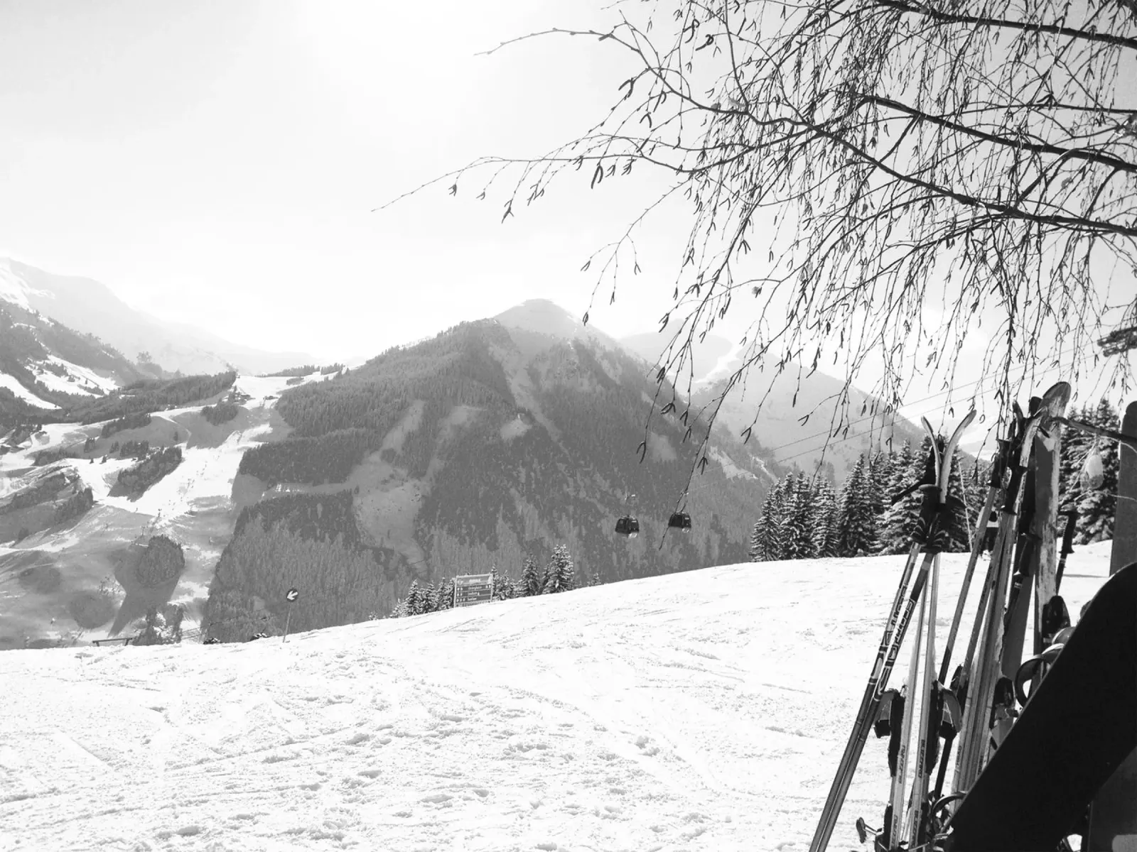 Paesaggio innevato, gondola e sci in montagna, SW poster da Alisa Knöß