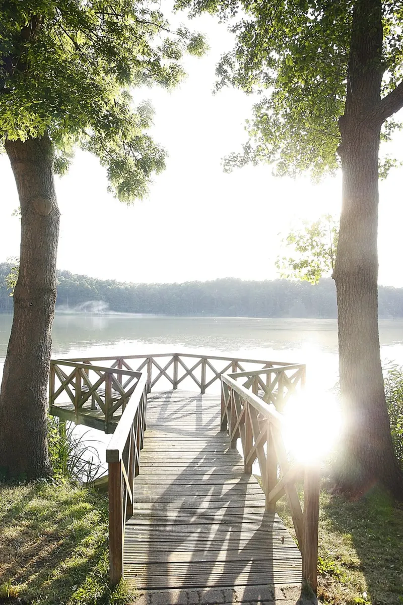 Pontile sul lago poster con telaio in plastica da eyes & tries