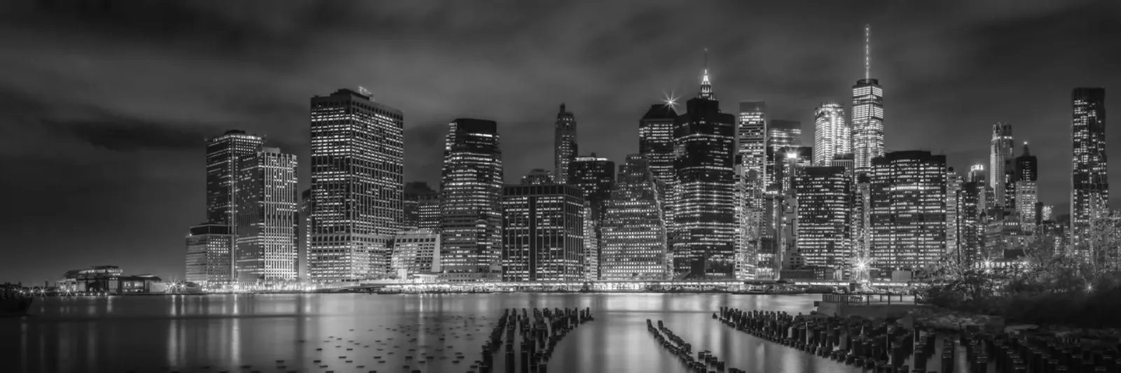 NEW YORK CITY Monochrome impression at night | Panorama alu-dibond by Melanie Viola