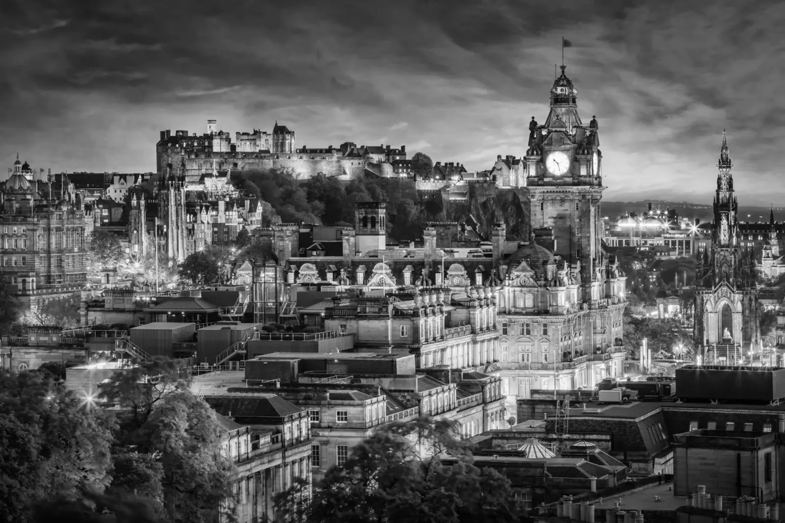 Impresión nocturna desde Edimburgo poster con marco de aluminio de Melanie Viola