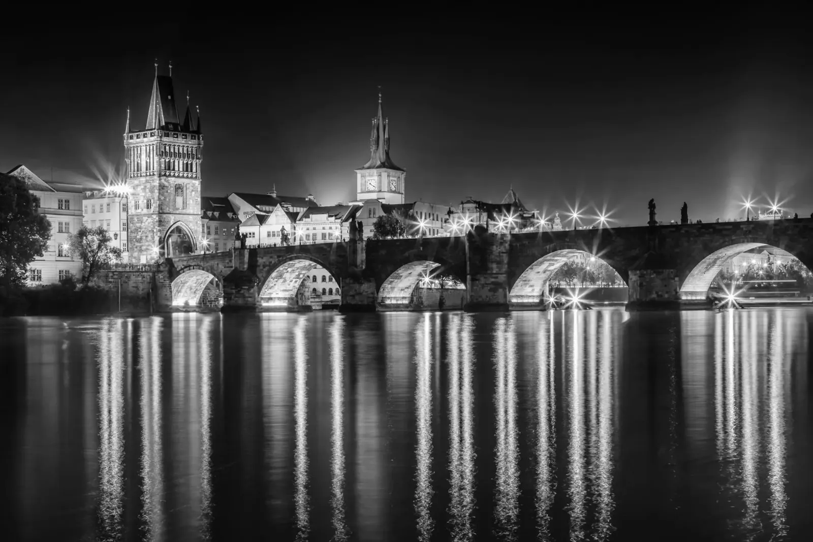Ponte Carlo e Torre del Ponte della Città Vecchia di notte - Monochrom pellicola backlit da Melanie Viola