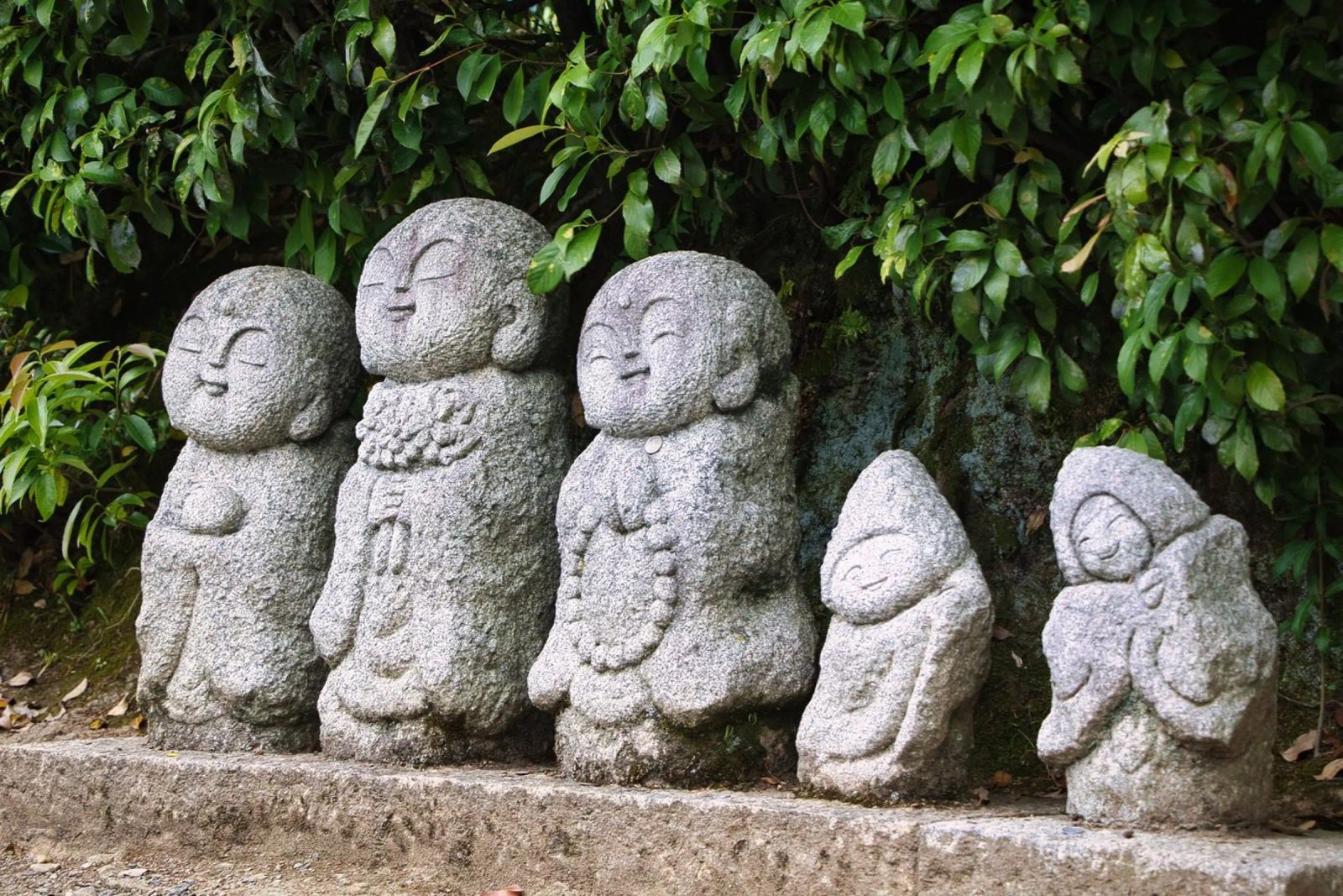 Steinerne Jizō-Statue in einem traditionellen japanischen Tempel Leinwand von Ben & Clo creations
