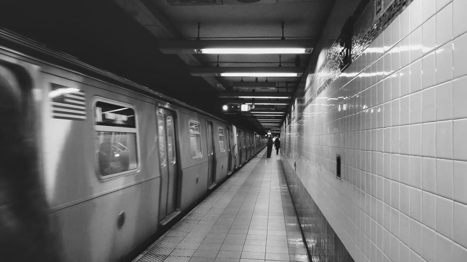 Stazione della metropolitana di New York in bianco e nero - Arte urbana poster con telaio in legno da Ben & Clo creations