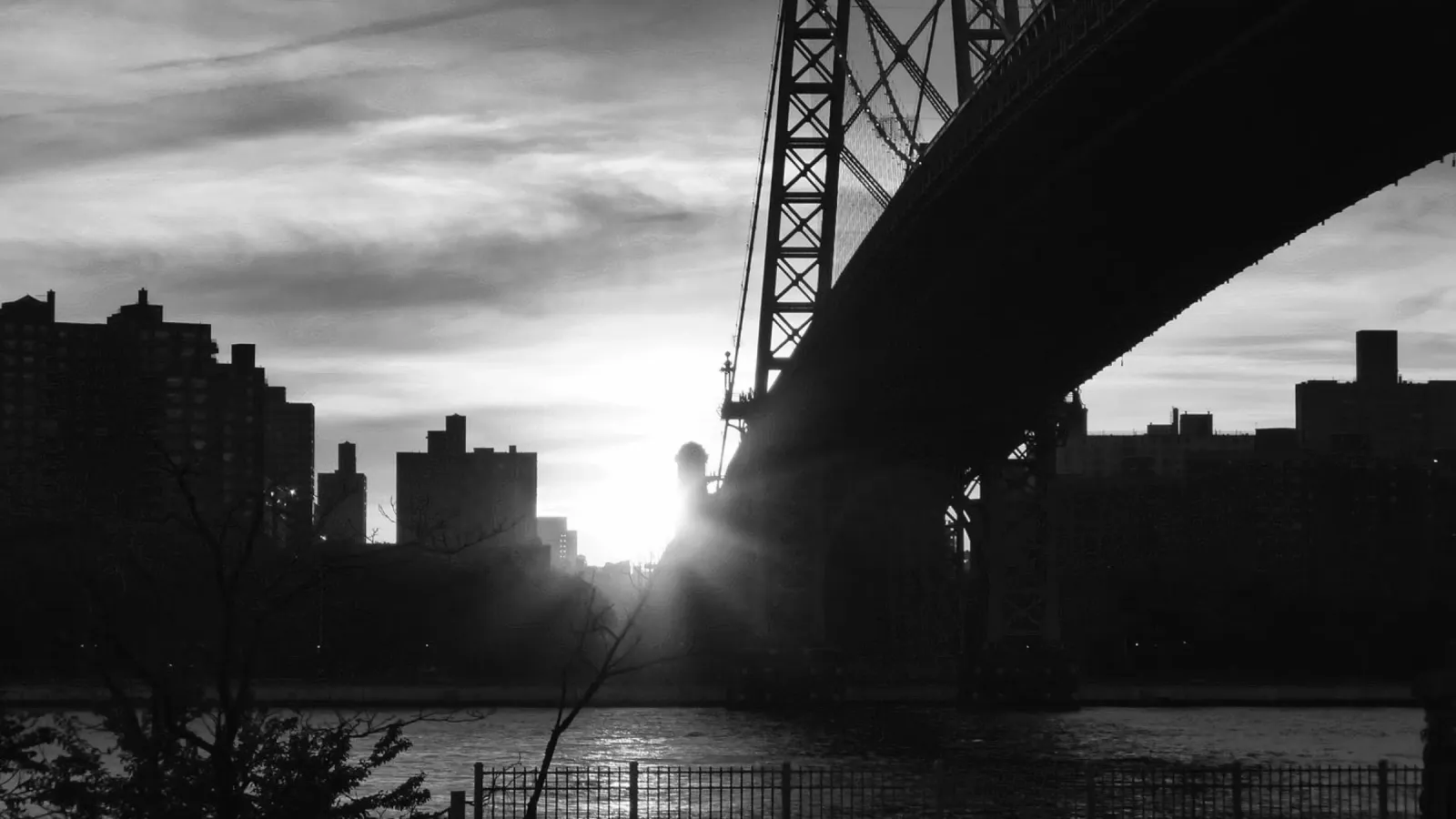 Tramonto sul ponte di Brooklyn - Maestosa vista di New York poster con telaio in alluminio da Ben & Clo creations