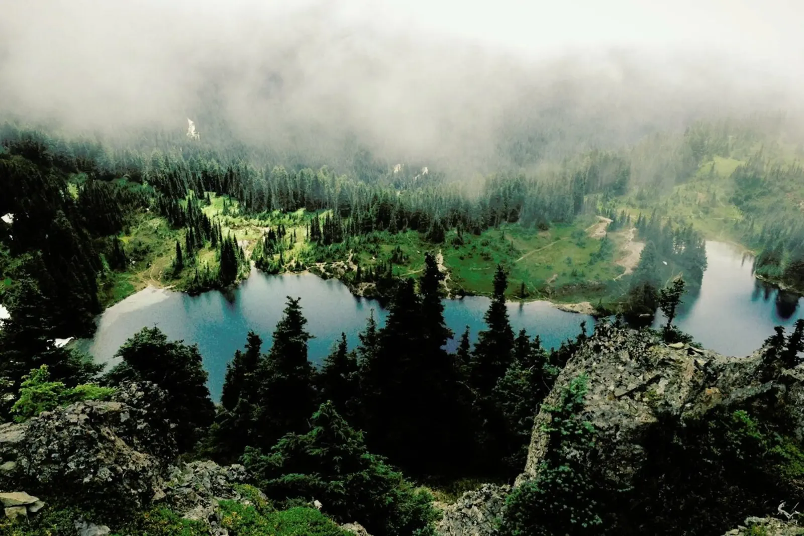 Rainier Eunice Lake pellicola backlit da Kevin Russ
