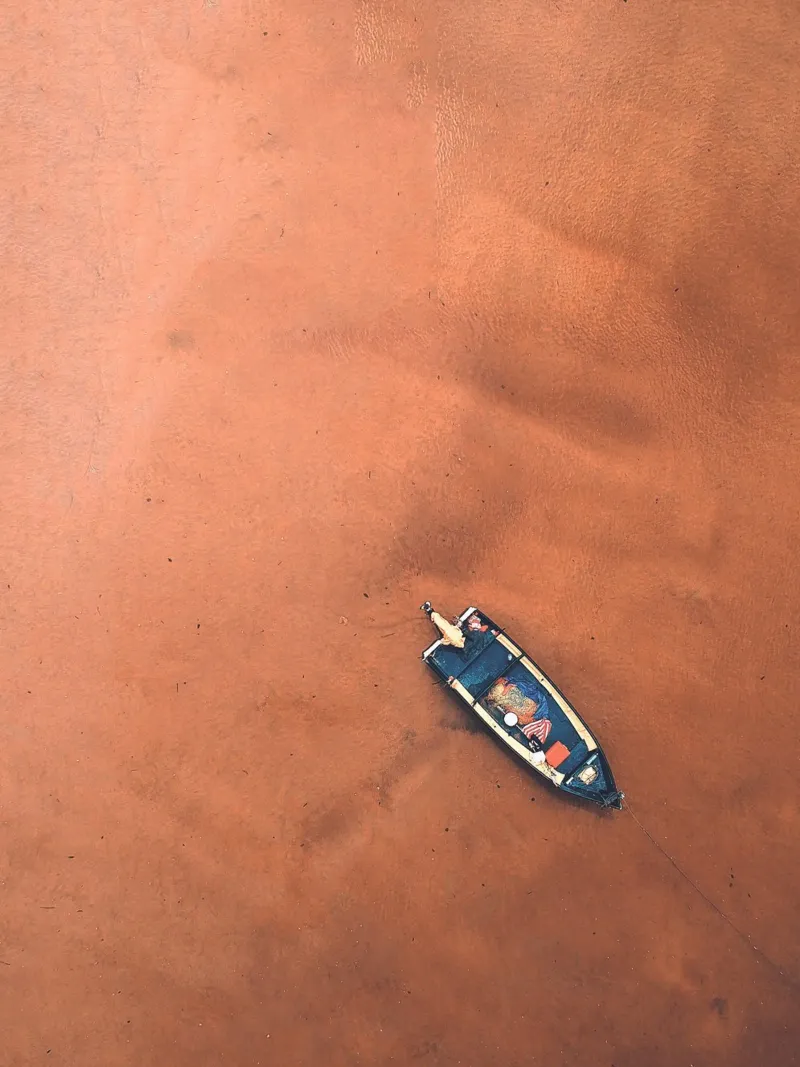Boot op zand - Minimalistische kustkunst canvas met Baklijst van Whole©