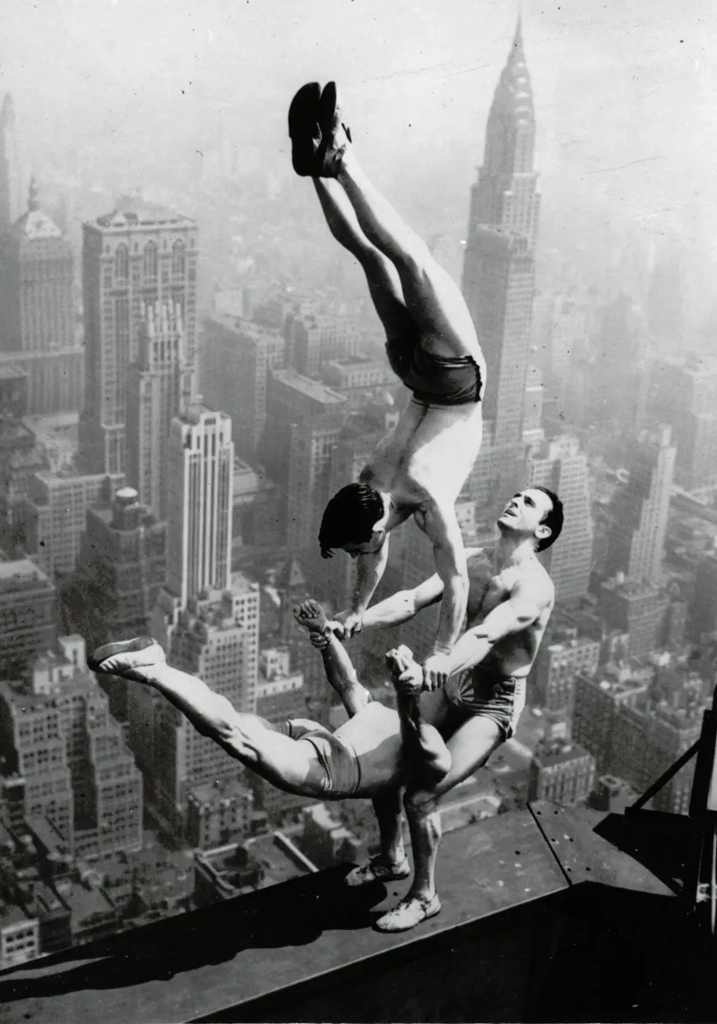 Tre acrobati all'Empire State Building 1934 pellicola backlit da ARTOTHEK