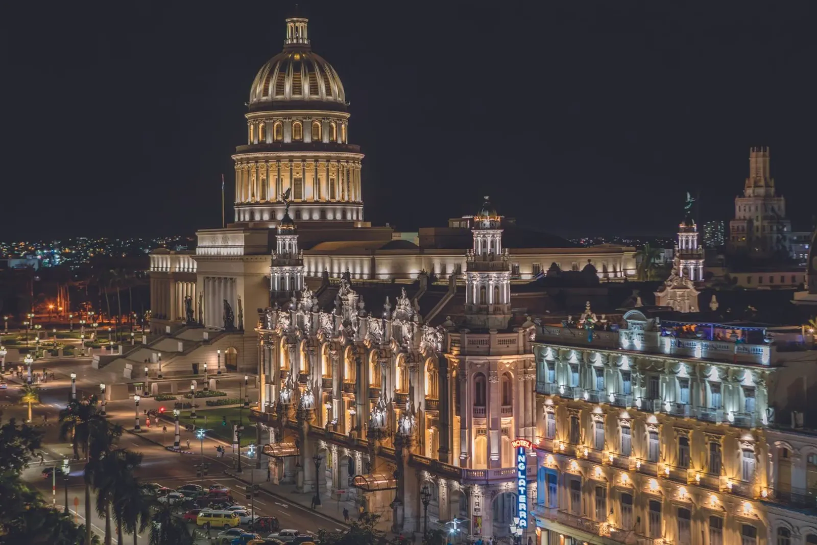 Edificio del Capitolio, L'Avana poster con telaio in legno da Dave Hare Photography