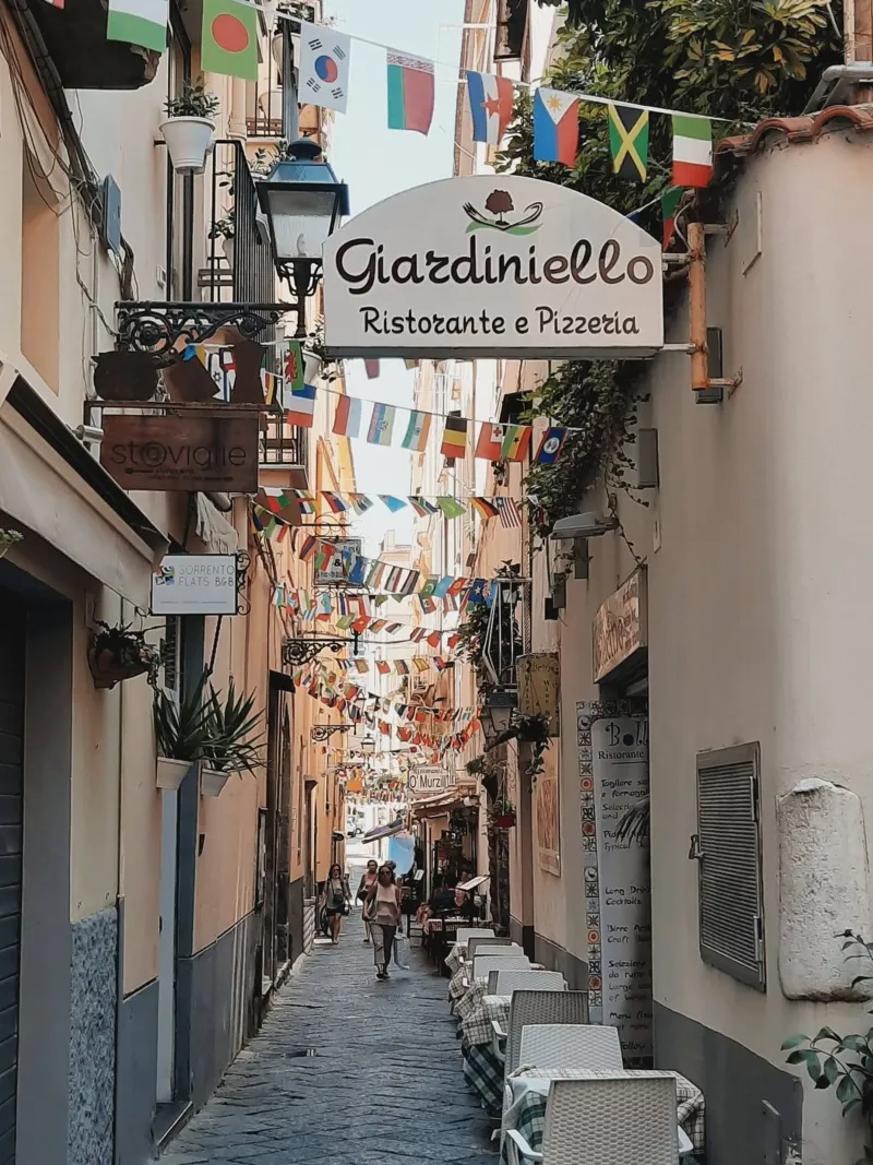 Daily Scene of Italian Street alu-dibond by Les Meravelles