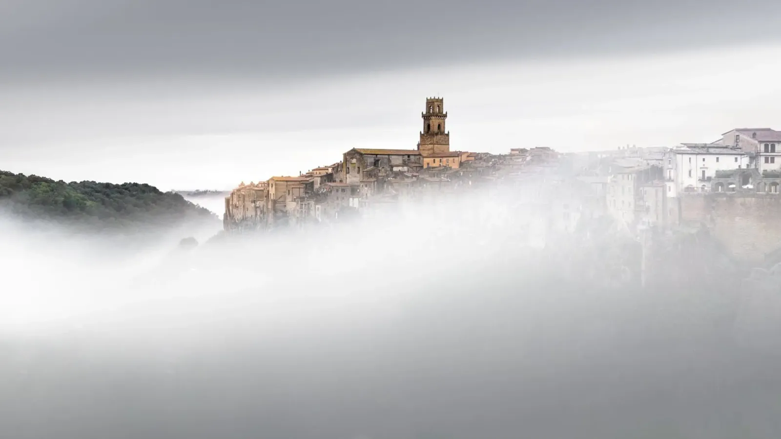 Ancient Skyline Pitigliano - Italien poster con telaio in plastica da Håggard Photography | Ronny Behnert