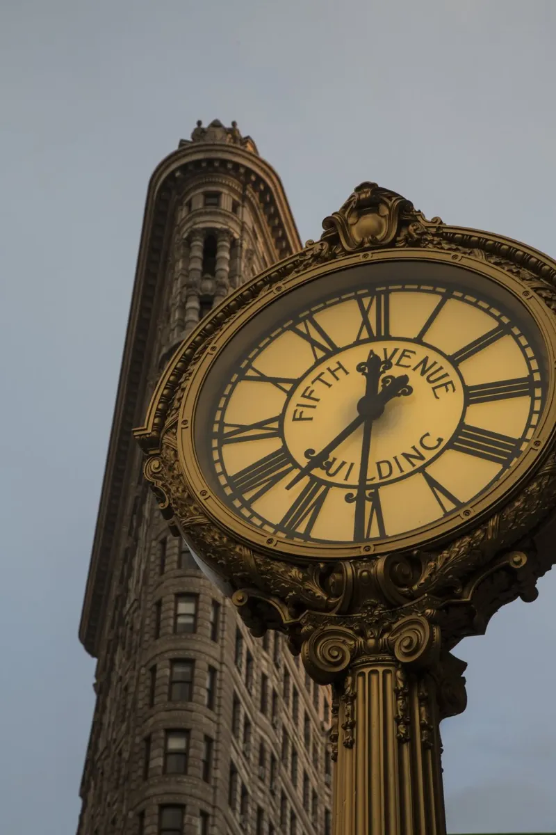 New York - Flat Iron Building und Uhr poster con telaio in plastica da Nadine Ginzel