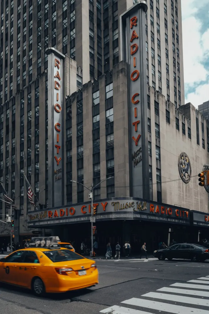 New York - Radio City mit Taxi poster con telaio in plastica da Nadine Ginzel