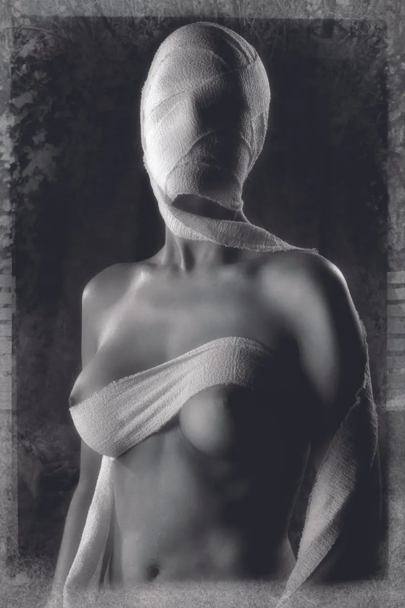 Ragazza bendata pellicola backlit da Dave Hare Photography
