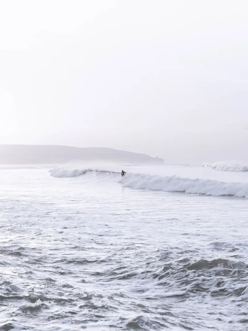 Surfers on waves - Minimalist ocean design hahnemühle by Whole©
