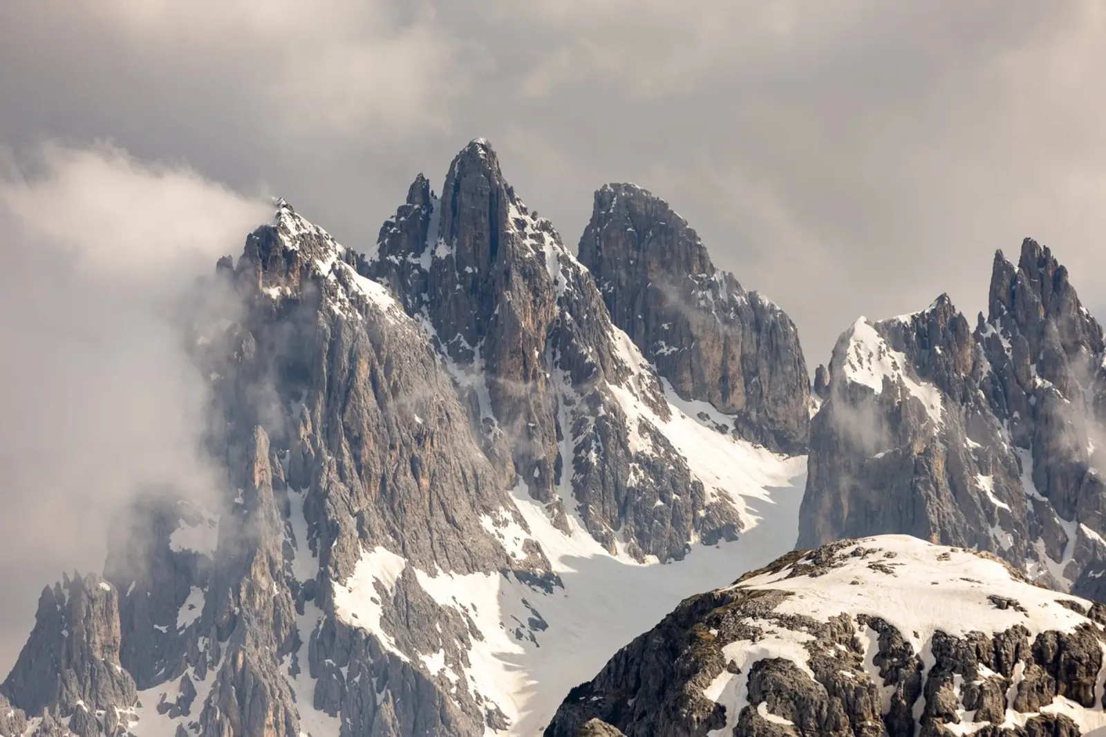 Alpi dolomitiche con la neve pellicola backlit da karijn_landscapes