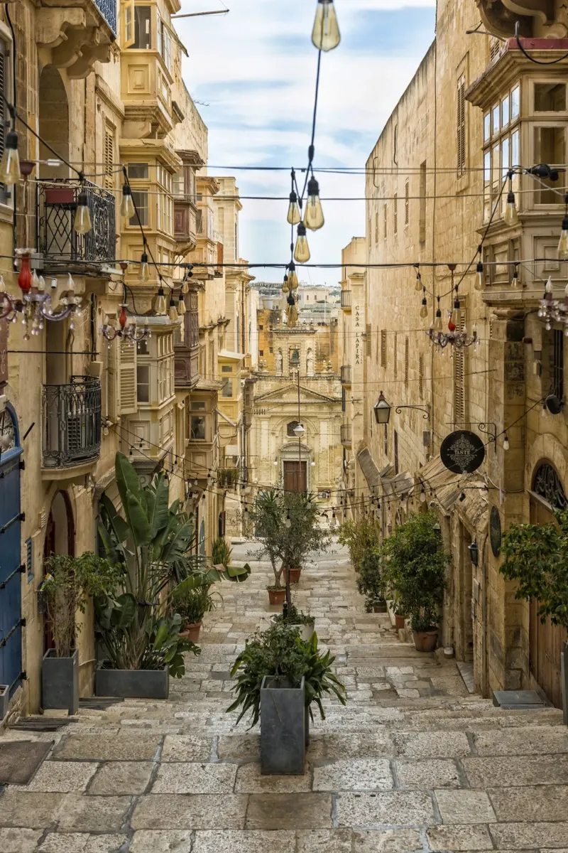 Vista stradale di La Valletta pellicola backlit da Curious Collections by Marielle Leenders