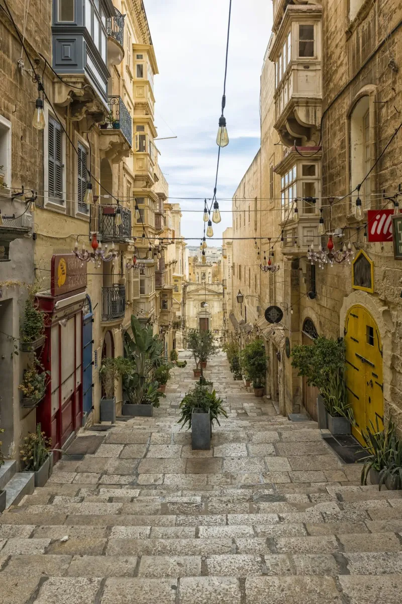 Straßenansicht Valetta Malta Backlit Folie von Curious Collections by Marielle Leenders