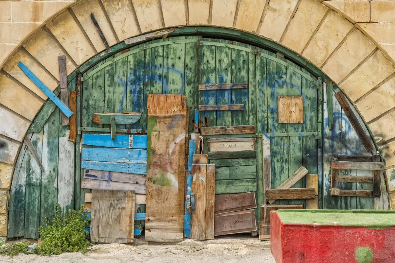 Ponte ad arco vintage con porte in legno pellicola backlit da Curious Collections by Marielle Leenders