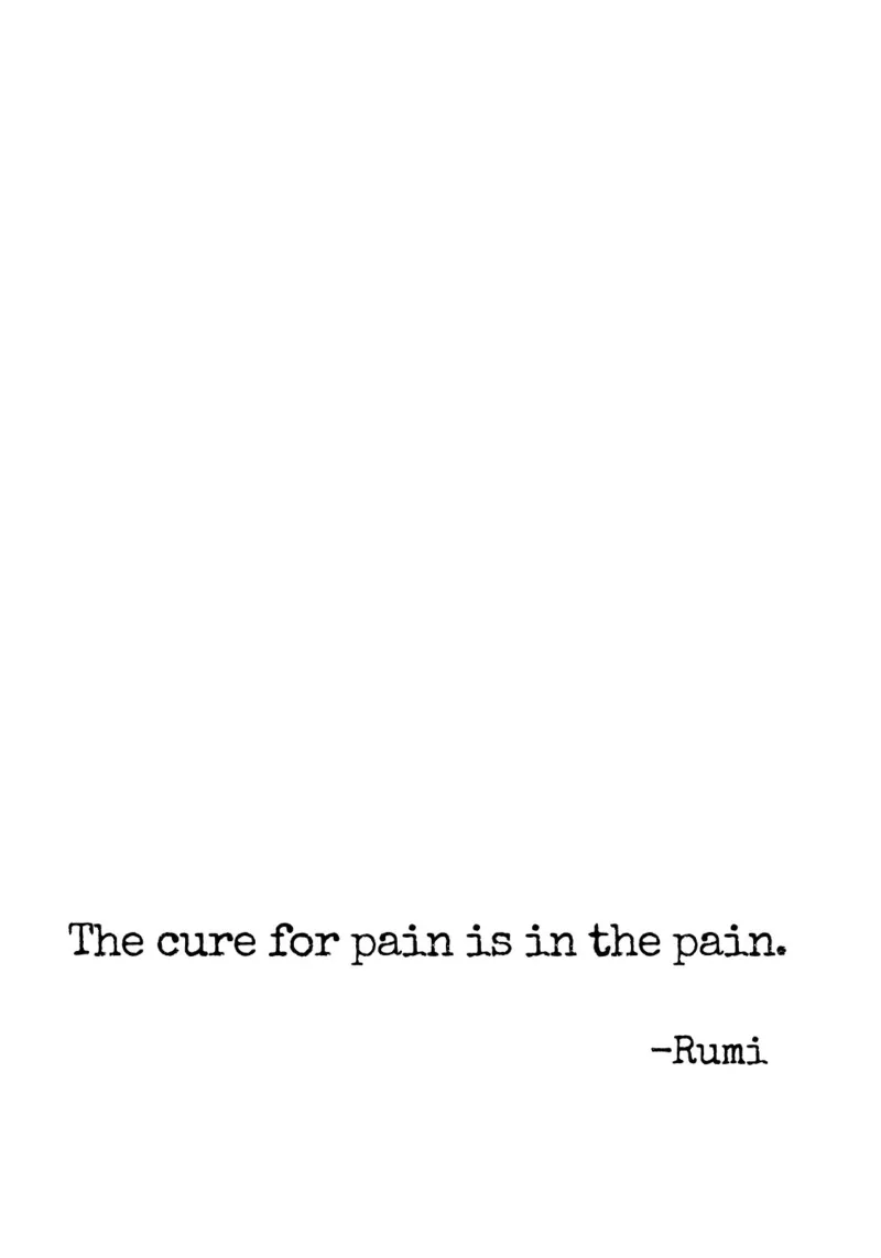 Le remède à la douleur est dans la citation de la douleur poster de Paigaam Studio