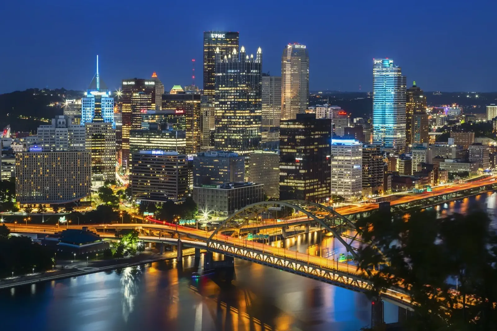 Traumhafte Skyline von Pittsburgh am Abend pellicola backlit da Melanie Viola
