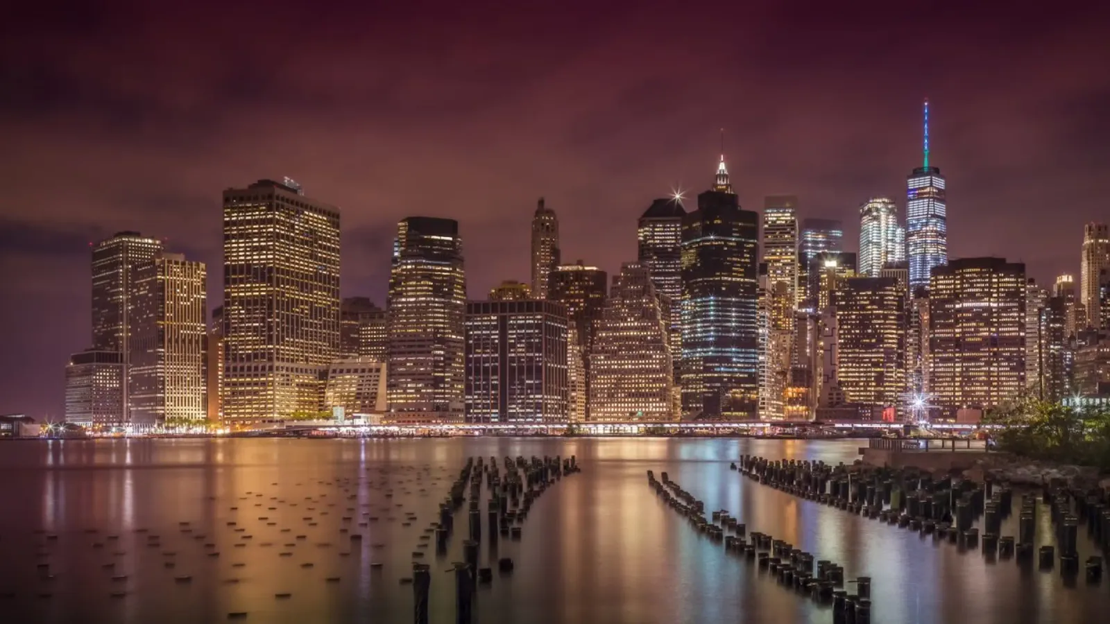 NEW YORK CITY Impressione di notte | Panorama poster con telaio in legno da Melanie Viola