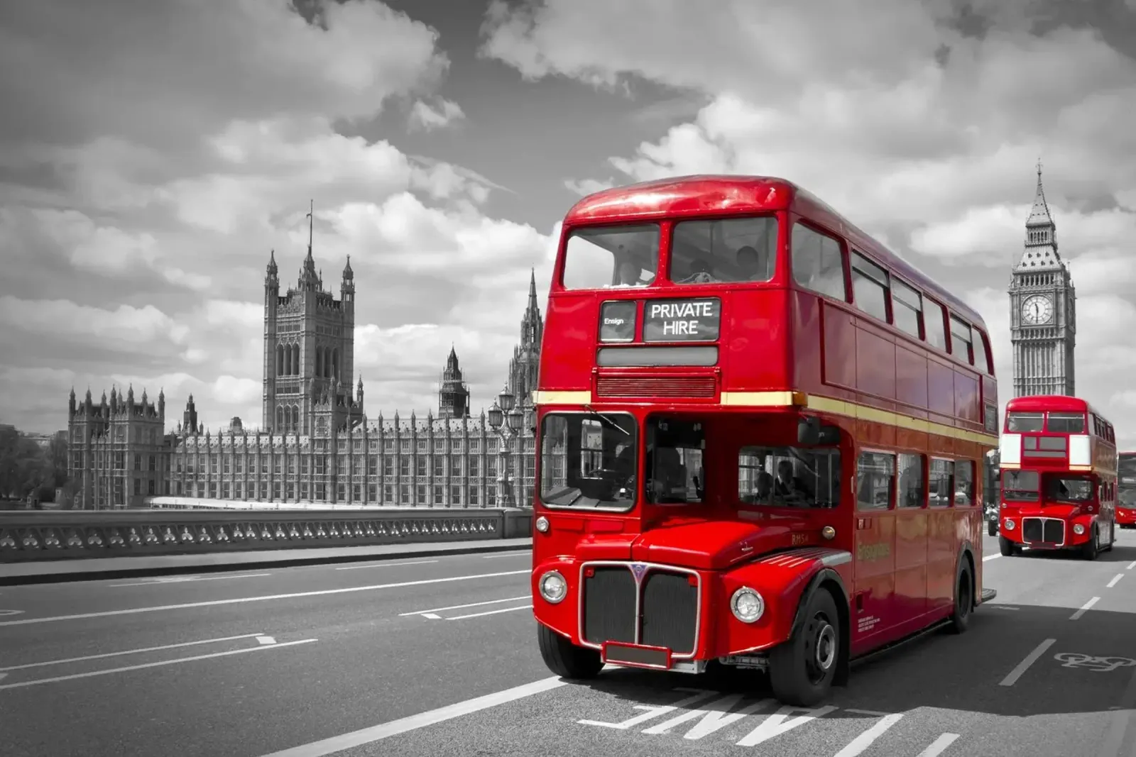 Rote Busse in London poster con telaio in legno da Melanie Viola