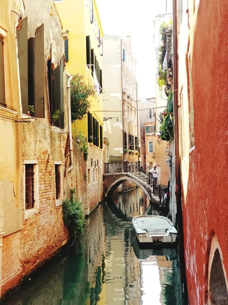 Venice Canal poster con telaio in alluminio da Artsy Bessy