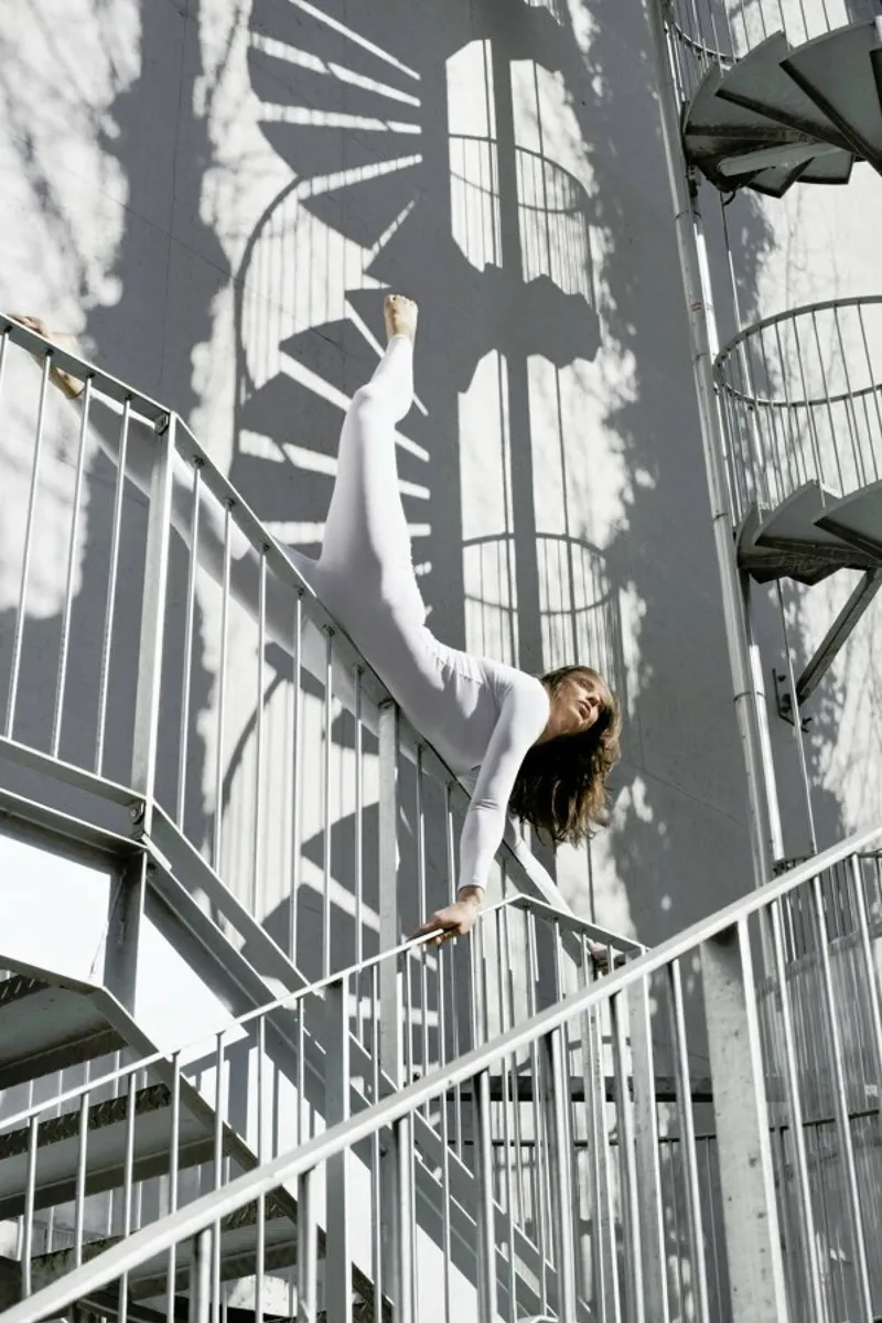 Paris #5 poster con telaio in alluminio da The Urban Yoga