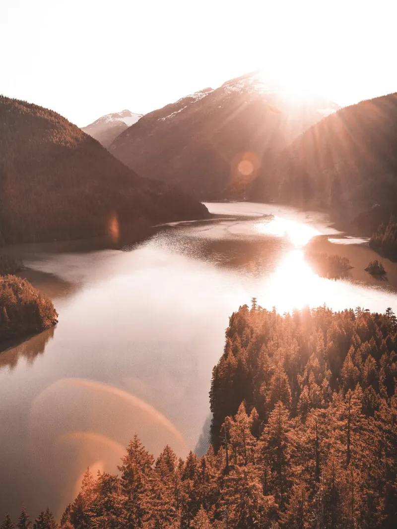 Alba su un lago di montagna con un look vintage pellicola backlit da Whole©