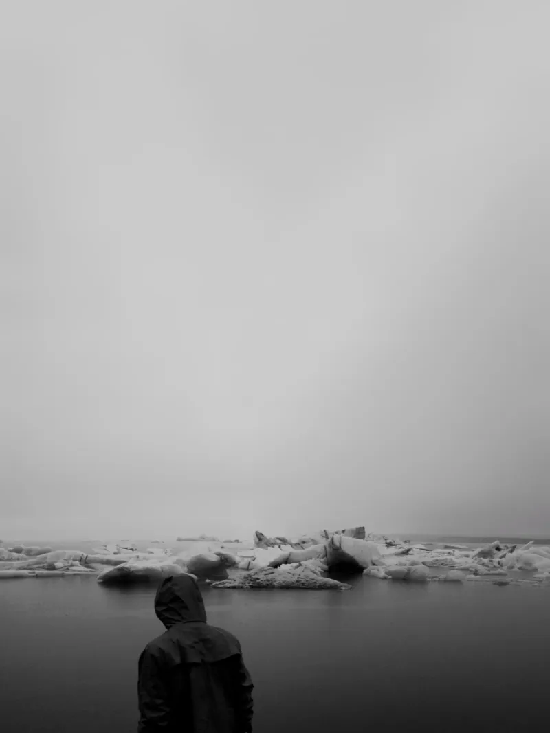 Iceland #01: man and ice poster con telaio in legno da zenitt