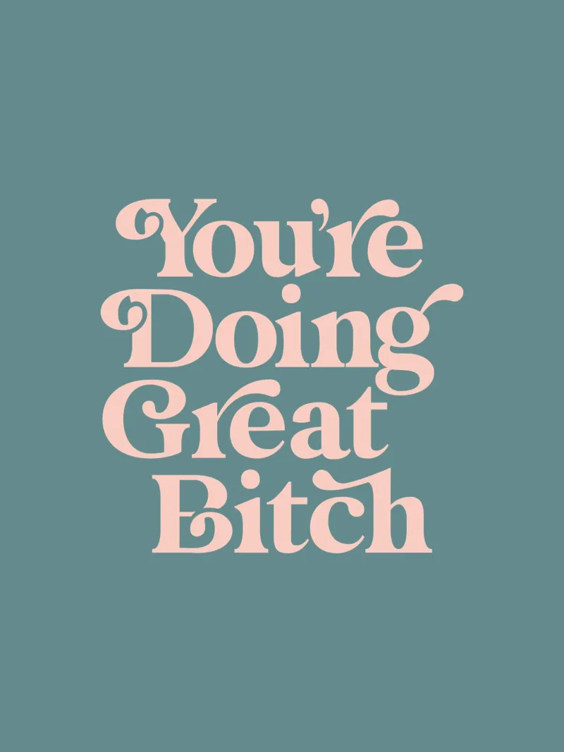You're Doing Great Bitch Typografie Design en rose et vert poster avec cadre en bois de THE MOTIVATED TYPE