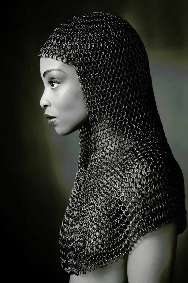 Lady Chainmail - Ross Oscar poster con telaio in plastica da Pictufy