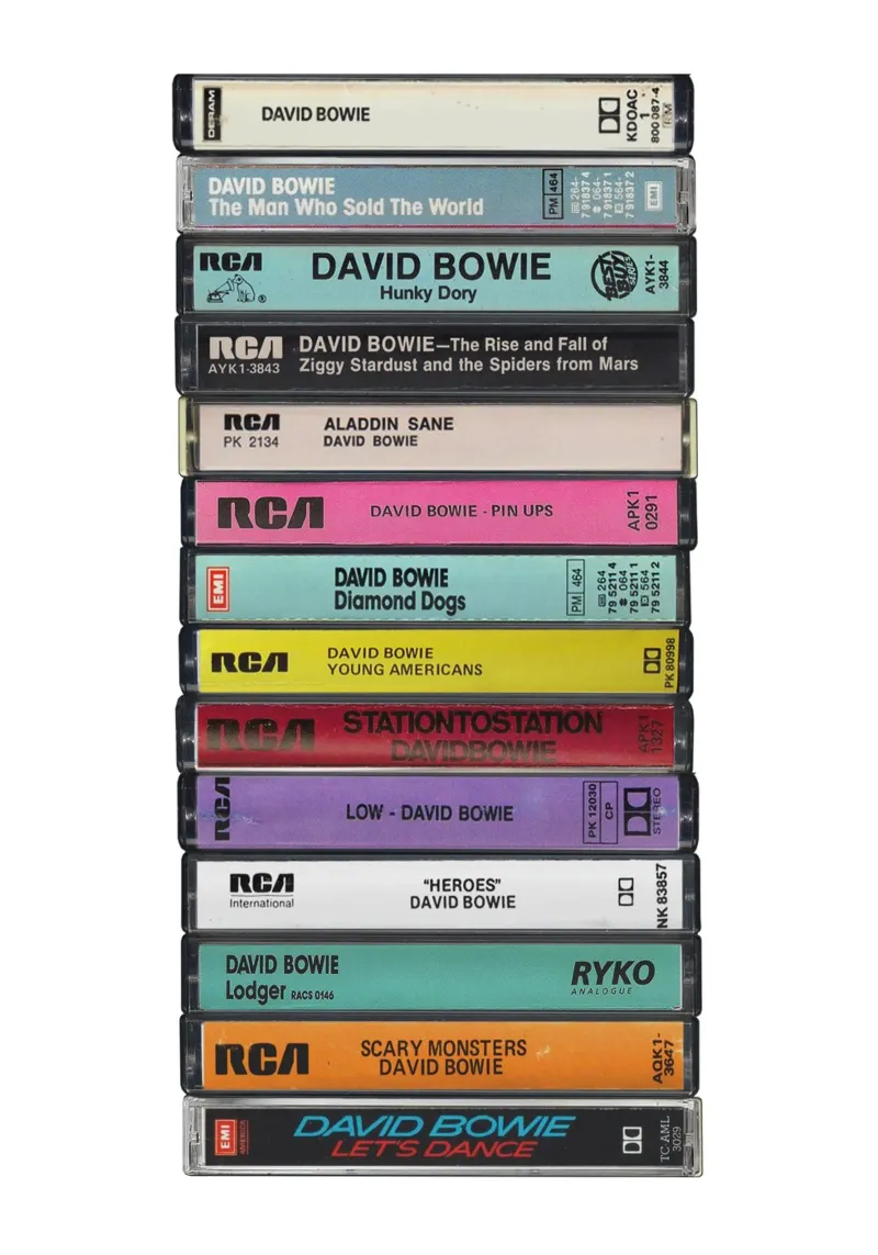 David Bowie - Album raccolti - Stampa musicassetta poster con telaio in alluminio da MrMustardPrints